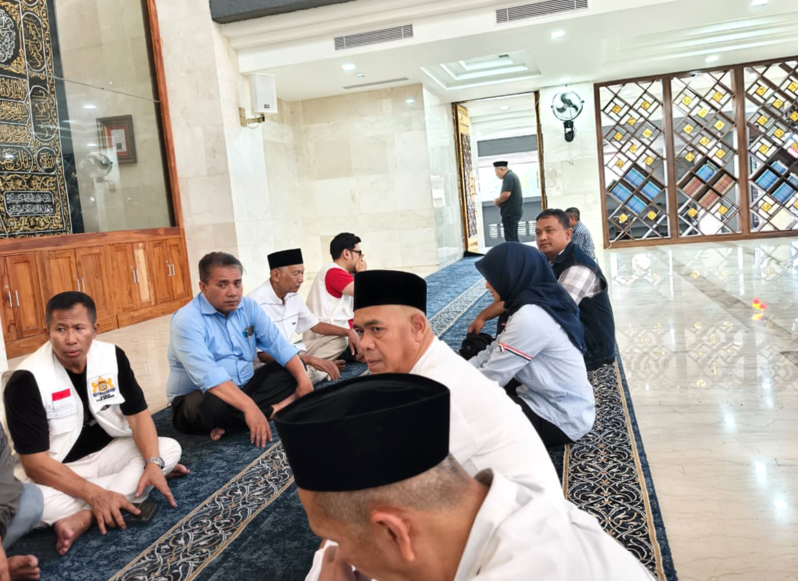 Dalam rangka Mukab IX Kadin Kabupaten Bogor, Panitia dan Ibu Ketua KADIN Kab. Bogor melaksanakan Sholat Azhar dan Doa Bersama di Masjid Nurul Wathon.